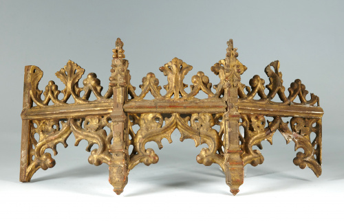 Crestería gótica de arcos conopiales y pináculos.De madera