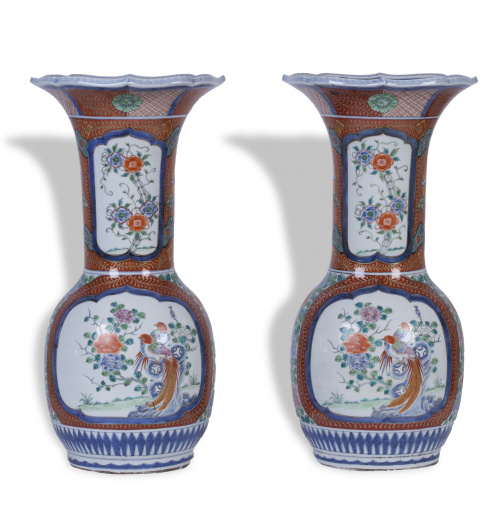 Pareja de jarrones Imari de porcelana esmaltada. Trabajo j