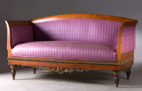 Sofá de madera de nogal y decoración de tallada.Trabajo es