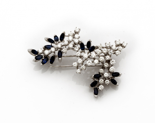 Broche de brillantes y zafiros navette engastados a diferen