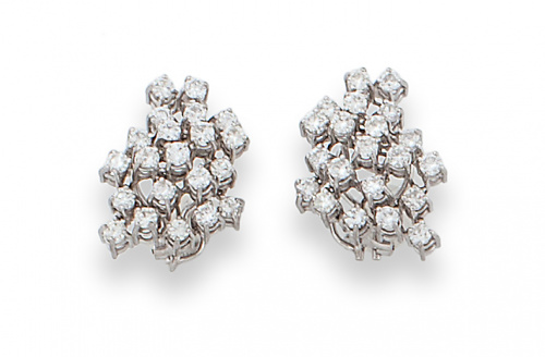 Pendientes de brillantes engastados en garras a diferentes 