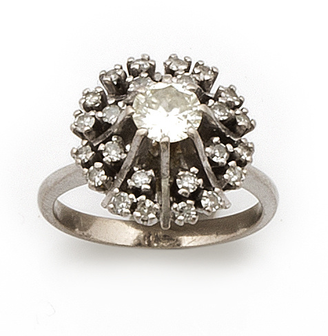 Sortija rosetón con brillante central de 0,75 cts aprox rod