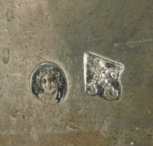 Salsera imperio de plata francesa en su color con marcas de