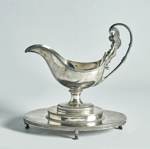 Salsera imperio de plata francesa en su color con marcas de