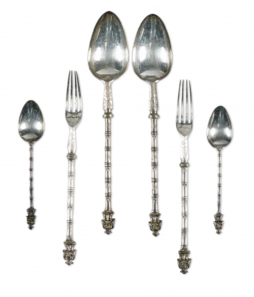 Juego de cubiertos de plata marcada, con mango simulando ba