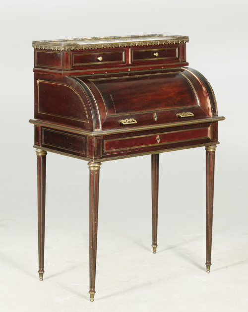 Bureau de tambor de estilo Luis XVI, S. XX.