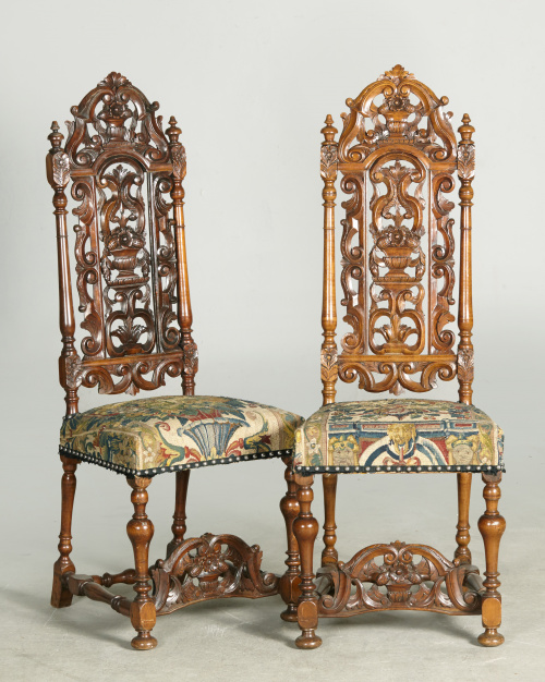 Pareja de sillas “Wiliam and Mary” de madera de nogal profu