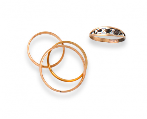 Lote de 3 alianzas lisas y anillo con pequeños diamantes.