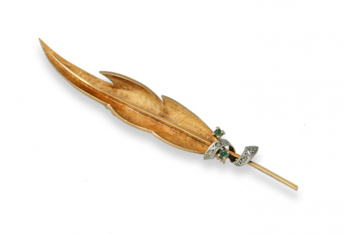 Broche pluma en oro rosa mate de 18K , con cinta de oro bla