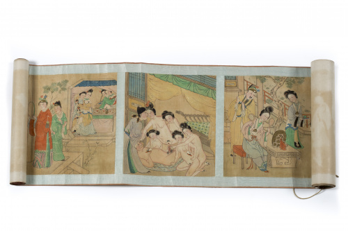 Rollo de papel en seda con escenas eróticas pintadas.Escue