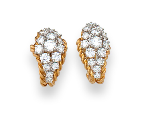 Pendientes de brillantes en banda arqueada enmarcada en cor