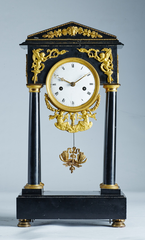 Reloj de pórtico de madera ebonizada y metal aplicado y dor