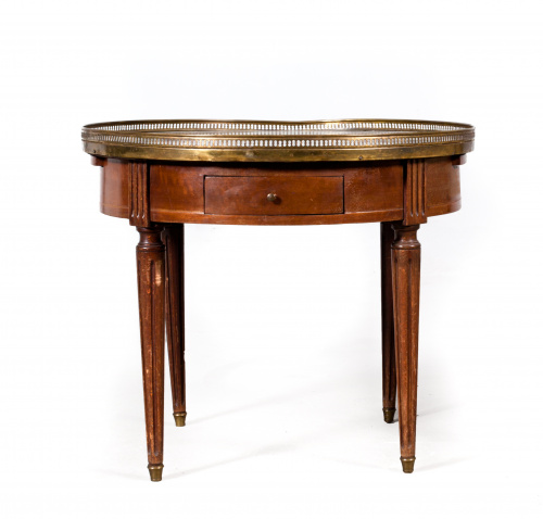 Mesa circular en madera de caoba rematado por montura de br