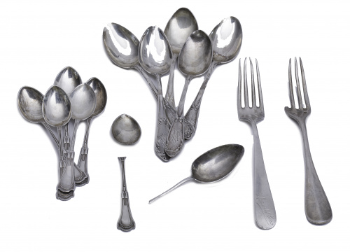 Juego de once cucharas diferentes y dos tenedores de plata 