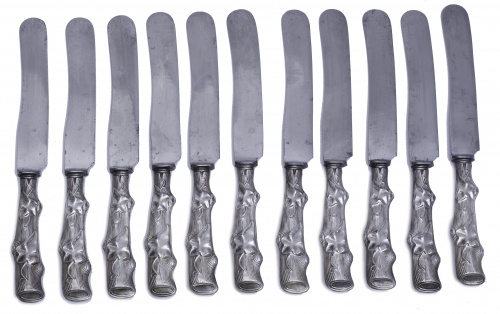 Once cuchillos de merienda decorados con hojas de pámpanos