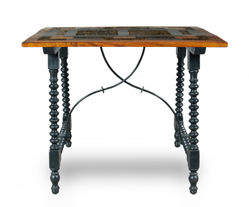 Bufete de madera con decoración en relieve. Siguiendo model