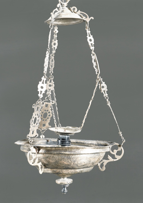 Lámpara votiva de plata en su color con decoración grabada 
