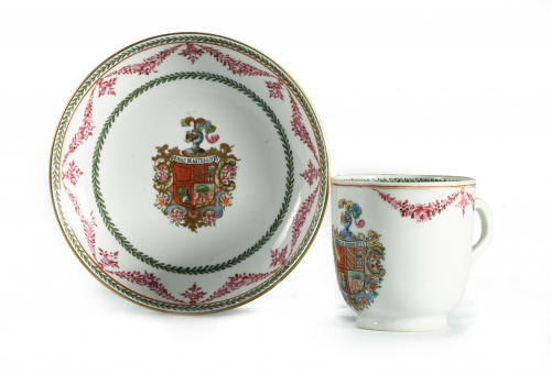 Taza con plato de porcelana con esmaltes de la familia rosa