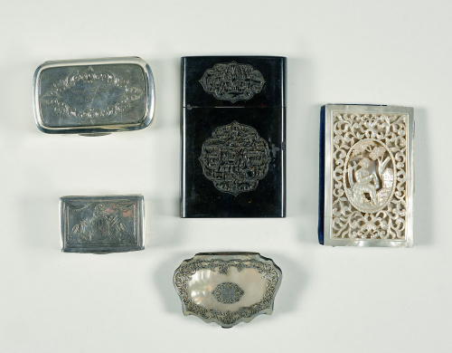 Caja de plata en su color con decoración grabada de triunfo