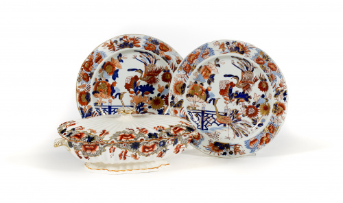 Pareja de platos llanos de Mason de loza dura, decorados co