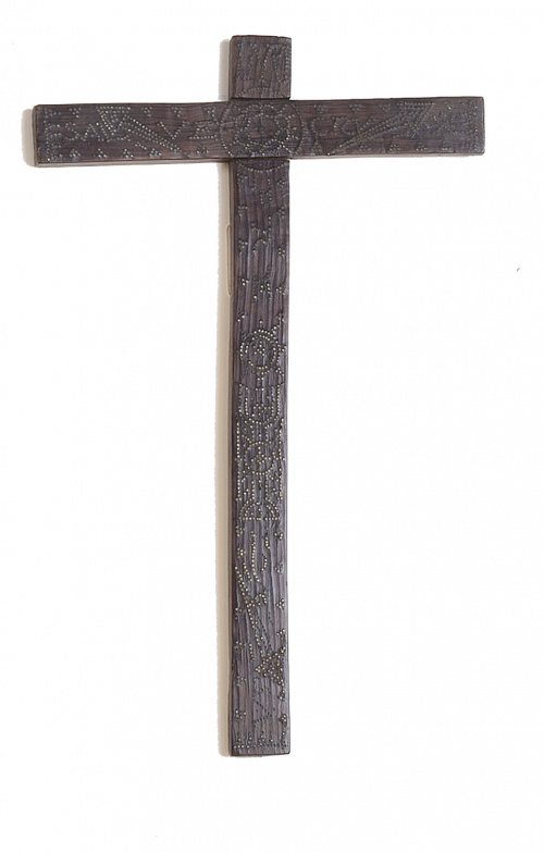 Cruz de madera con incrustaciones, metálicas.Trabajo caste