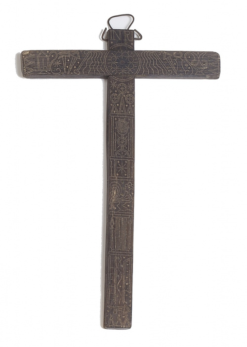 Cruz de madera con incrustaciones metálicas.Trabajo castel