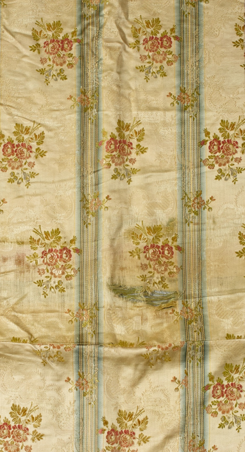 Tela con decoración de flores bordadas en seda.S. XIX.