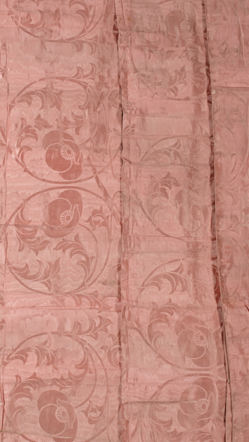 Cortina modernista en seda, ffs. del S. XIX - pp. del S. XX.