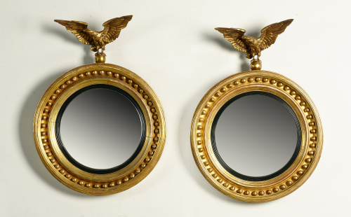 Pareja de espejos convexos “Regency” de madera tallada y do