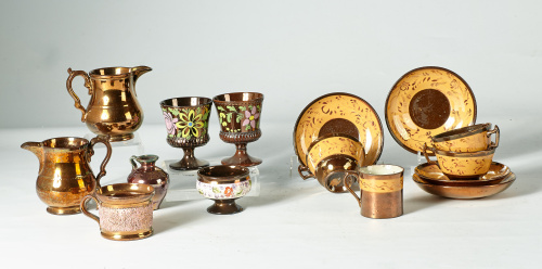 Un plato, una jícara y tazas, con flores sobre fondo amar