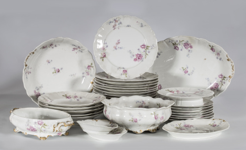 Vajilla de porcelana con flores estampadas en rosa. Limoge