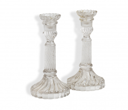 Pareja de candeleros en cristal transparente, España, S. XI