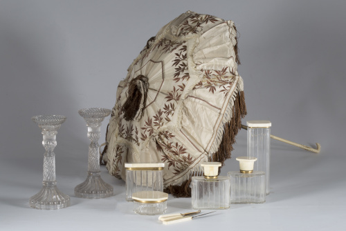 Pareja de candeleros en cristal transparente, España, S. XI