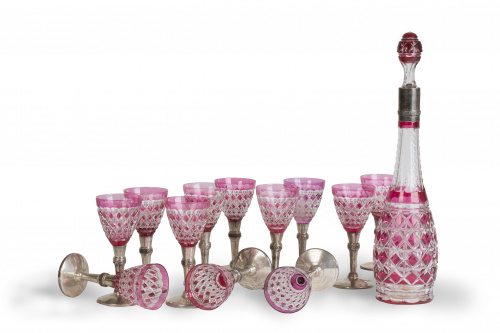 Licorera y doce copas de cristal tallado con decoración de 