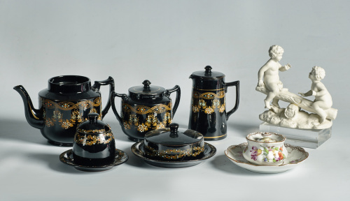 Tintero con decoración de flores de porcelana.Dresde, Ale