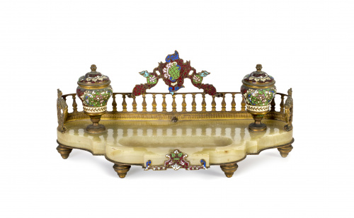 Escribanía en alabastro, metal dorado y esmalte cliossoné.