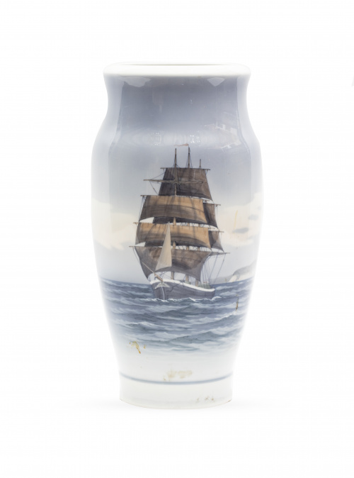 Jarrón de porcelana esmaltada , con un barco de vela.Roya