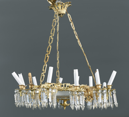 Lámpara de bronce y cristal, con pandelocas talladas.S. XIX