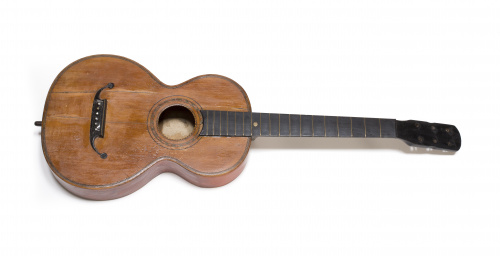 Guitarra romántica de tapa armónica de cedro, aros y fondo 