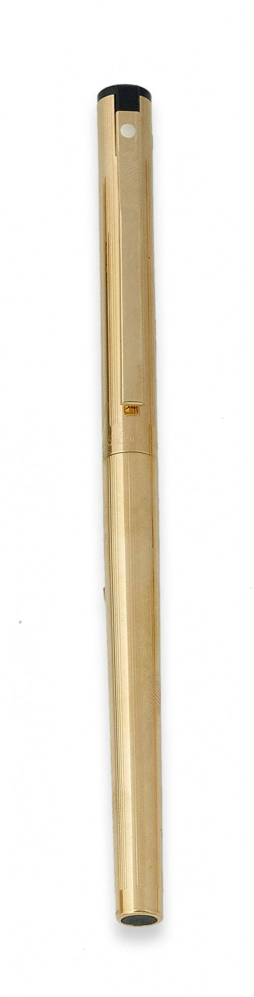 Bolígrafo SHEAFFER chapado en oro con decoración estriada.
