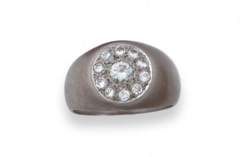 Sortija  sello con centro de rosetón de brillantes que suma