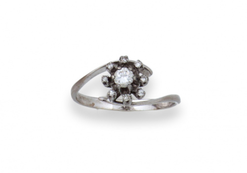 Sortija rosetón de brillantes en brazos abiertos de oro bla