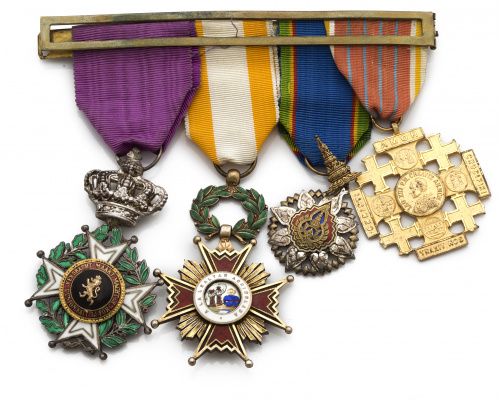 Cuatro medallas unidas en pasador , en plata ,plata dorada 
