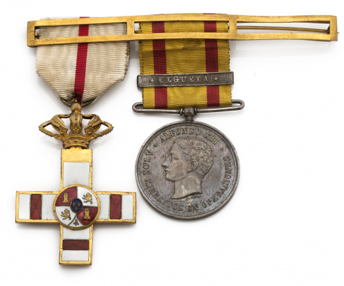 Dos medallas españolas con pasador, en plata y plata dorada