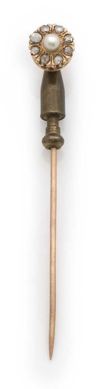 Alfiler s. XIX con rosetón de diamantes y perla central.