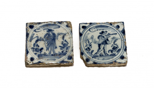 Dos azulejos de cerámica esmaltada en azul de cobalto uno c