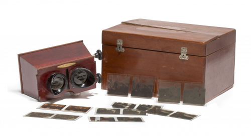 Visor estereoscópo, con colección de 49 placas (posiblement