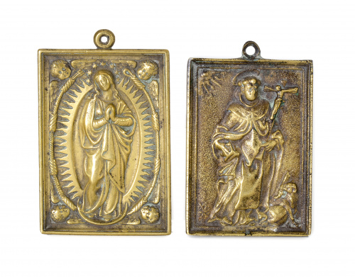 “Inmaculada” y “Santo Domingo”, dos placas de broce dorado.