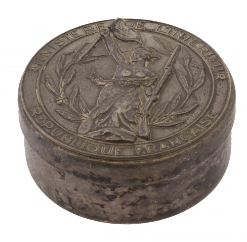 Lote de 6 medallas francesas y una caja cilíndrica