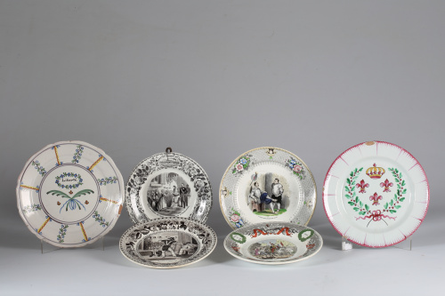 Dos platos de loza estampada y coloreada, uno con una escen